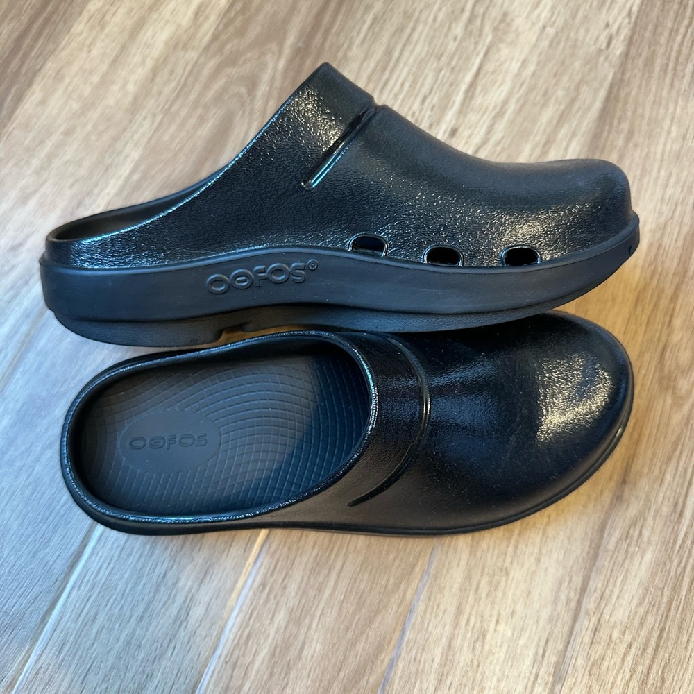 OOFOS unisex Black Clogs